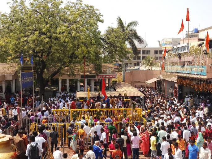 Shani's vision was taken by millions of devotees for Gudi Padwa | गुढीपाडव्यानिमित्त लाखो भाविकांनी घेतले शनीचे दर्शन Shani's vision was taken by millions of devotees for Gudi Padwa | गुढीपाडव्यानिमित्त लाखो भाविकांनी घेतले शनीचे दर्शन