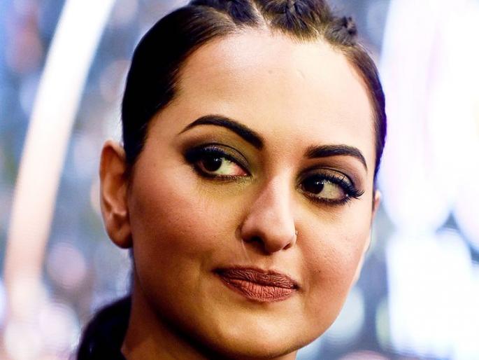 sonakshi sinha slams airline staff for breaking her luggage shared | OMG! ‘इंडिगो’वर भडकली सोनाक्षी सिन्हा, व्हिडीओ पोस्ट करत घेतला खरपूस समाचार sonakshi sinha slams airline staff for breaking her luggage shared | OMG! ‘इंडिगो’वर भडकली सोनाक्षी सिन्हा, व्हिडीओ पोस्ट करत घेतला खरपूस समाचार