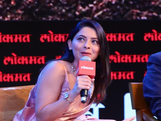 Sonali Kulkarni said that it is important to ignore trolling on social media and look at the positive side. | पोस्टर गर्ल बकुळा म्हणते, ट्रोलिंग हा तर धुरळा, झटकून टाका! Sonali Kulkarni said that it is important to ignore trolling on social media and look at the positive side. | पोस्टर गर्ल बकुळा म्हणते, ट्रोलिंग हा तर धुरळा, झटकून टाका!