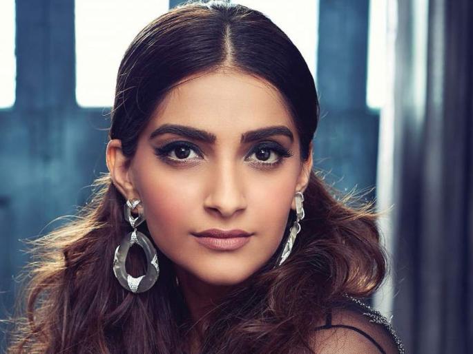 CoronaVirus : Sonam Kapoor miss these people in Lockdown, shared photo on Instagram TJL | CoronaVirus: लॉकडाउनमध्ये सोनम कपूर करतेय या व्यक्तींना मिस, शेअर केला फोटो CoronaVirus : Sonam Kapoor miss these people in Lockdown, shared photo on Instagram TJL | CoronaVirus: लॉकडाउनमध्ये सोनम कपूर करतेय या व्यक्तींना मिस, शेअर केला फोटो