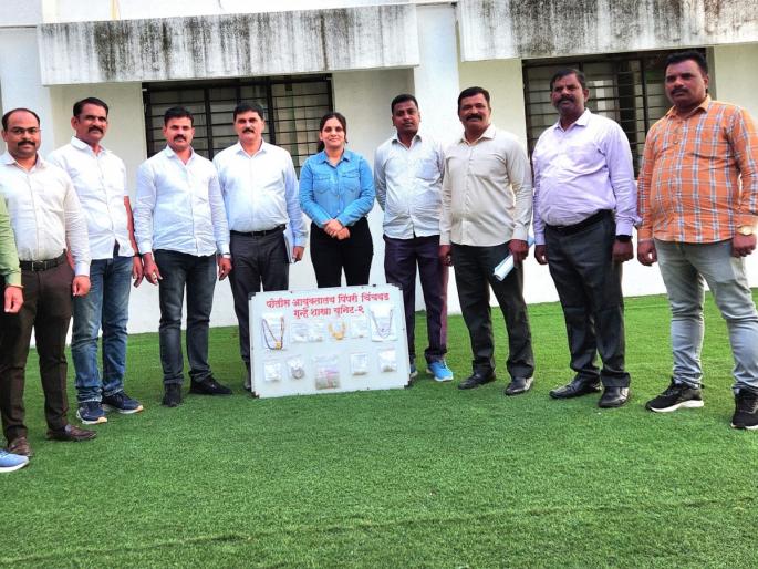 Six house burglaries in one day, two arrested with compensation worth Rs 7 lakhs, jewelery worth lakhs along with half a kilo of silver seized | एकाच दिवशी सहा घरफोड्या, ७ लाखांच्या ऐवजासह दोघे जेरबंद, अर्धा किलो चांदीसह लाखांचे दागिने जप्त Six house burglaries in one day, two arrested with compensation worth Rs 7 lakhs, jewelery worth lakhs along with half a kilo of silver seized | एकाच दिवशी सहा घरफोड्या, ७ लाखांच्या ऐवजासह दोघे जेरबंद, अर्धा किलो चांदीसह लाखांचे दागिने जप्त