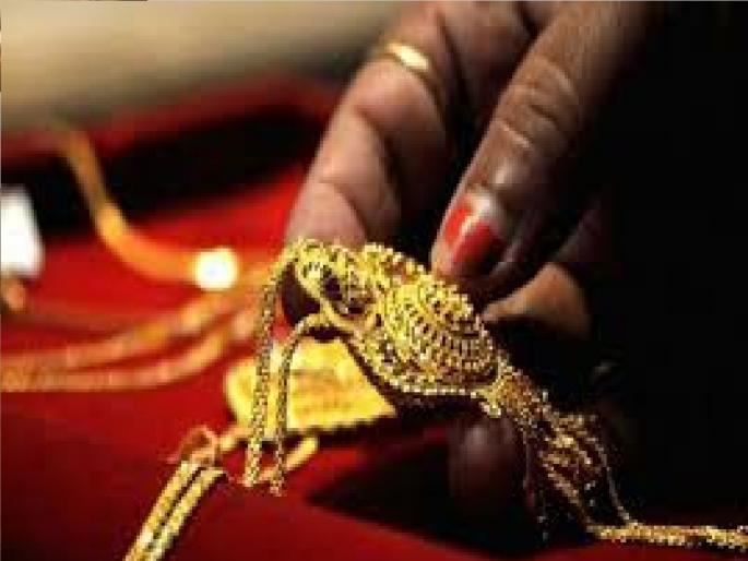 Theft of a six pound knot from a gold shop; Incidents in Phaltan | हातचलाखी, सराफी दुकानातून सहा तोळ्यांचे गंठण केलं लंपास; फलटणमधील घटना Theft of a six pound knot from a gold shop; Incidents in Phaltan | हातचलाखी, सराफी दुकानातून सहा तोळ्यांचे गंठण केलं लंपास; फलटणमधील घटना