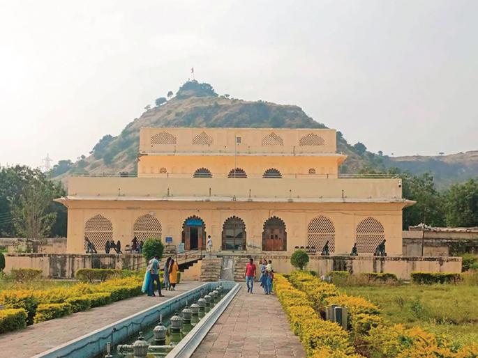 16th century architectural style for conversion of the Soneri Mahal; Use of lime, urad dal | सोनेरी महालाच्या रूपांतरासाठी १६ व्या शतकातील स्थापत्य पद्धत; चुना, उडदाच्या डाळीचा वापर 16th century architectural style for conversion of the Soneri Mahal; Use of lime, urad dal | सोनेरी महालाच्या रूपांतरासाठी १६ व्या शतकातील स्थापत्य पद्धत; चुना, उडदाच्या डाळीचा वापर
