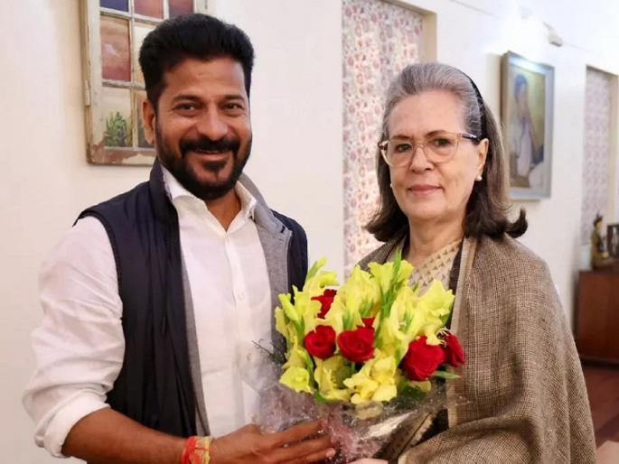 sonia gandhi likely to attend telangana cm swearing ceremony | रेवंत रेड्डींच्या शपथविधीला सोनिया गांधी उपस्थित राहणार? तेलंगणात उद्या नवीन सरकार स्थापन होणार!  sonia gandhi likely to attend telangana cm swearing ceremony | रेवंत रेड्डींच्या शपथविधीला सोनिया गांधी उपस्थित राहणार? तेलंगणात उद्या नवीन सरकार स्थापन होणार!