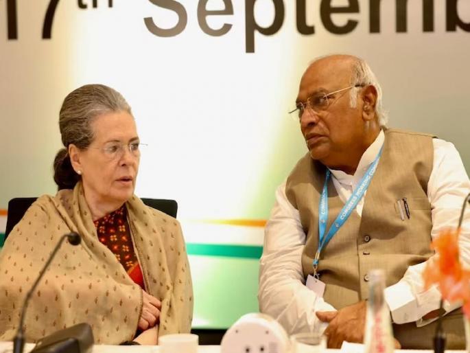 congress chief mallikarjun kharge sonia gandhi get invitations for ram temple consecration ceremony | सोनिया गांधी, मल्लिकार्जुन खरगे, मनमोहन सिंग अयोध्येला जाणार? सोहळ्यासाठी मंदिर ट्रस्टने पाठवले निमंत्रण congress chief mallikarjun kharge sonia gandhi get invitations for ram temple consecration ceremony | सोनिया गांधी, मल्लिकार्जुन खरगे, मनमोहन सिंग अयोध्येला जाणार? सोहळ्यासाठी मंदिर ट्रस्टने पाठवले निमंत्रण