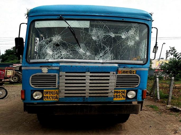 Maratha Reservation: The bus was set up for the demand of Maratha reservation at Sonpeth | Maratha Reservation : सोनपेठ येथे मराठा आरक्षणाच्या मागणीसाठी बस फोडली Maratha Reservation: The bus was set up for the demand of Maratha reservation at Sonpeth | Maratha Reservation : सोनपेठ येथे मराठा आरक्षणाच्या मागणीसाठी बस फोडली