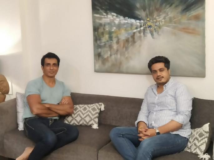 rohit pawar meets sonu sood the man who helped migrants go home safely during corona lockdown | ‘घर जाना हैं’... स्थलांतरितांच्या मदतीला धावणाऱ्या सोनू सूदच्या घरी जाऊन रोहित पवारांनी केलं कौतुक! rohit pawar meets sonu sood the man who helped migrants go home safely during corona lockdown | ‘घर जाना हैं’... स्थलांतरितांच्या मदतीला धावणाऱ्या सोनू सूदच्या घरी जाऊन रोहित पवारांनी केलं कौतुक!