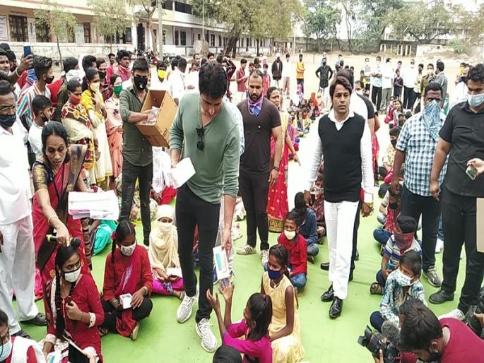 Out of social commitment, Sonu Sood distributed 100 mobiles to the students | सामाजिक बांधीलकीतून सोनू सूदने विद्यार्थ्यांना केले १०० मोबाइलचे वाटप Out of social commitment, Sonu Sood distributed 100 mobiles to the students | सामाजिक बांधीलकीतून सोनू सूदने विद्यार्थ्यांना केले १०० मोबाइलचे वाटप