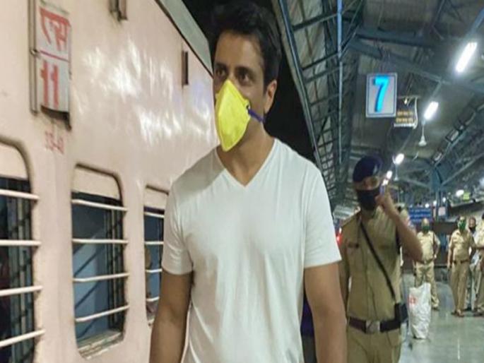 Sonu Sood was prevented from going to the platform by the RPF at Bandra station platform | 'मला काहीही फरक पडत नाही पण...'; वांद्रे स्थानकाच्या प्लॅटफॉर्मवर जाण्यास रोखल्यानंतर सोनू सूदची प्रतिक्रिया Sonu Sood was prevented from going to the platform by the RPF at Bandra station platform | 'मला काहीही फरक पडत नाही पण...'; वांद्रे स्थानकाच्या प्लॅटफॉर्मवर जाण्यास रोखल्यानंतर सोनू सूदची प्रतिक्रिया