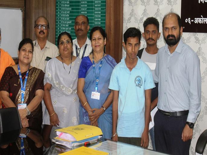 Missing deaf-mute boy handed over to relatives; Address found from Aadhaar card registration | हरवलेला मूकबधिर मुलगा नातेवाइकांकडे सुपुर्द; आधार कार्ड नोंदणीतून सापडला पत्ता Missing deaf-mute boy handed over to relatives; Address found from Aadhaar card registration | हरवलेला मूकबधिर मुलगा नातेवाइकांकडे सुपुर्द; आधार कार्ड नोंदणीतून सापडला पत्ता