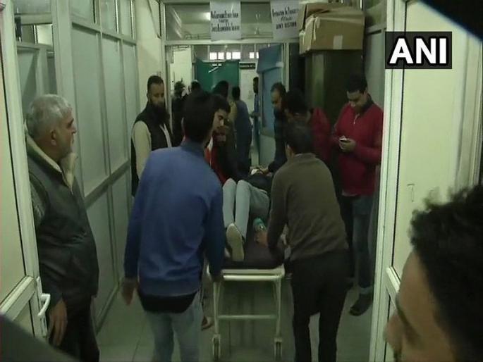 Terrorists lobbed a grenade on civilians at bus stand in Sopore in Jammu and Kashmir | जम्मू-काश्मीरमध्ये दहशतवादी हल्ला, 20 जण जखमी Terrorists lobbed a grenade on civilians at bus stand in Sopore in Jammu and Kashmir | जम्मू-काश्मीरमध्ये दहशतवादी हल्ला, 20 जण जखमी