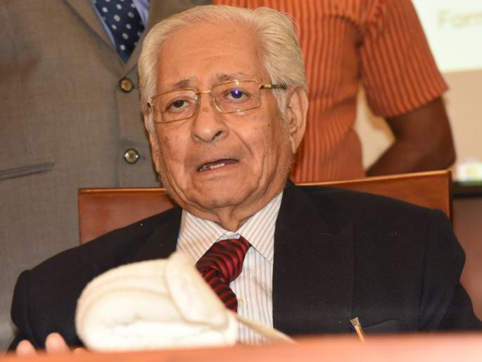 To praise the government is not democracy: Soli Sorabjee | सरकारचे गुणगान करणे म्हणजे लोकशाही नव्हे : सोली सोराबजी To praise the government is not democracy: Soli Sorabjee | सरकारचे गुणगान करणे म्हणजे लोकशाही नव्हे : सोली सोराबजी