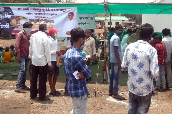 Community kitchens on social distancing | कम्युनिटी किचनमुळे इस्लामपूर-पेठ रस्त्यावर सोशल डिस्टन्सिंग धाब्यावर Community kitchens on social distancing | कम्युनिटी किचनमुळे इस्लामपूर-पेठ रस्त्यावर सोशल डिस्टन्सिंग धाब्यावर