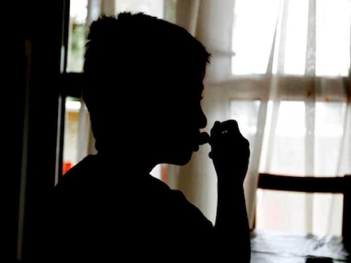 Don't make noise, mother is asleep; boy spent days with her dead mother | आवाज करू नका, आई झोपली आहे; चिमुकल्यांनी मृत आईसाेबत काढले दिवस Don't make noise, mother is asleep; boy spent days with her dead mother | आवाज करू नका, आई झोपली आहे; चिमुकल्यांनी मृत आईसाेबत काढले दिवस