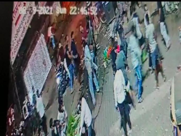 Assault on 2 youths in Kalyan for petty reasons; Incident captured on CCTV | कल्याणमध्ये किरकोळ कारणावरून २ तरुणांवर प्राणघातक हल्ला; घटना सीसीटीव्हीमध्ये कैद Assault on 2 youths in Kalyan for petty reasons; Incident captured on CCTV | कल्याणमध्ये किरकोळ कारणावरून २ तरुणांवर प्राणघातक हल्ला; घटना सीसीटीव्हीमध्ये कैद