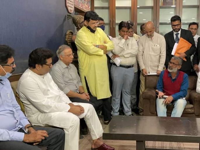 ST Workers Delegation meet MNS Raj Thackeray for ST employee strike issue | बारामतीहून पहाटे ३.३० वाजता निघाले अन् एसटी कर्मचाऱ्यांचे प्रश्न घेऊन ‘राजदरबारी’ पोहचले ST Workers Delegation meet MNS Raj Thackeray for ST employee strike issue | बारामतीहून पहाटे ३.३० वाजता निघाले अन् एसटी कर्मचाऱ्यांचे प्रश्न घेऊन ‘राजदरबारी’ पोहचले