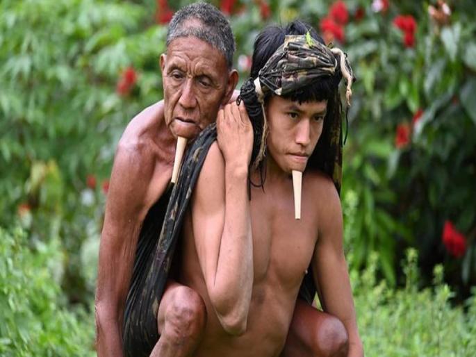 Brazilian youth carrying father on his back to Corona vaccination center Photo Viral in Social Media | Corona Vaccine: बापाला खांद्यावर बसवून मुलानं गाठलं कोरोना लसीकरण केंद्र; तब्बल ६ तास केली पायपीट, मग... Brazilian youth carrying father on his back to Corona vaccination center Photo Viral in Social Media | Corona Vaccine: बापाला खांद्यावर बसवून मुलानं गाठलं कोरोना लसीकरण केंद्र; तब्बल ६ तास केली पायपीट, मग...