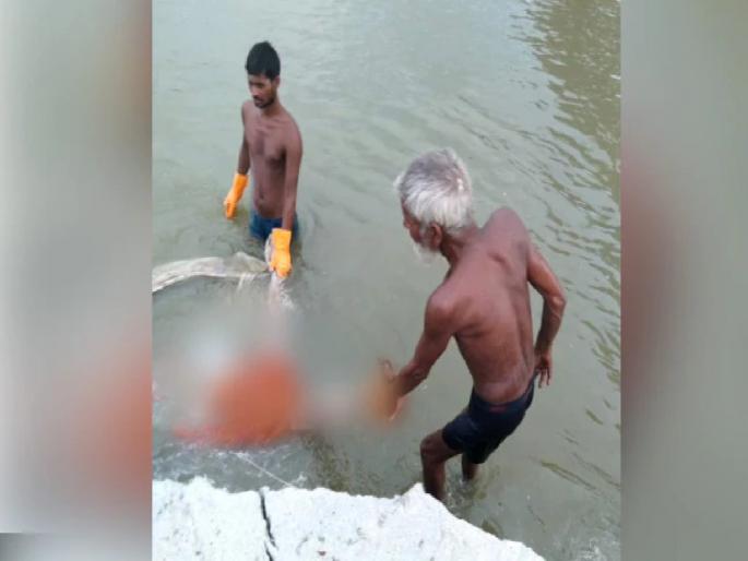 In UP's Prayagraj, Mass Graves Open Up As Water Rises In Ganga | वेदनादायक! गंगेचं पाणी खवळले, वाळूत पुरलेले मृतदेह पाण्यावर तरंगले; २४ तासांत ४० अंत्यसंस्कार In UP's Prayagraj, Mass Graves Open Up As Water Rises In Ganga | वेदनादायक! गंगेचं पाणी खवळले, वाळूत पुरलेले मृतदेह पाण्यावर तरंगले; २४ तासांत ४० अंत्यसंस्कार