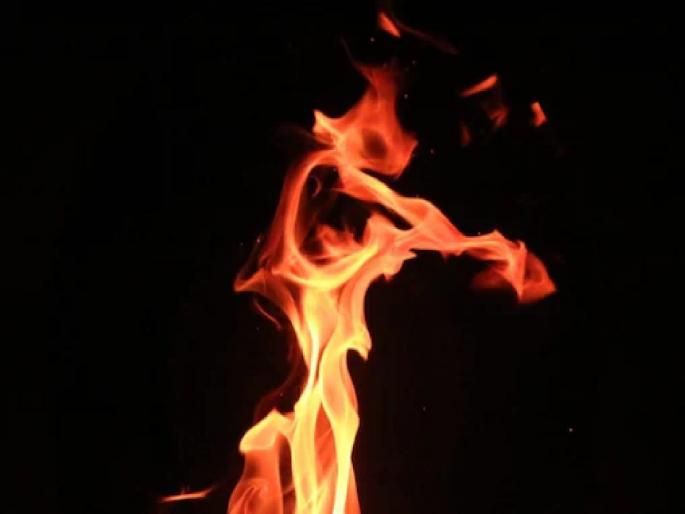 Karnataka woman sets husband afire, drops boulder on him to ensure he's dead | संतप्त पत्नीनं पतीला जिवंत जाळलं; त्यातूनही ‘तो’ बचावल्यावर प्रियकरानं दगडानं ठेचलं Karnataka woman sets husband afire, drops boulder on him to ensure he's dead | संतप्त पत्नीनं पतीला जिवंत जाळलं; त्यातूनही ‘तो’ बचावल्यावर प्रियकरानं दगडानं ठेचलं