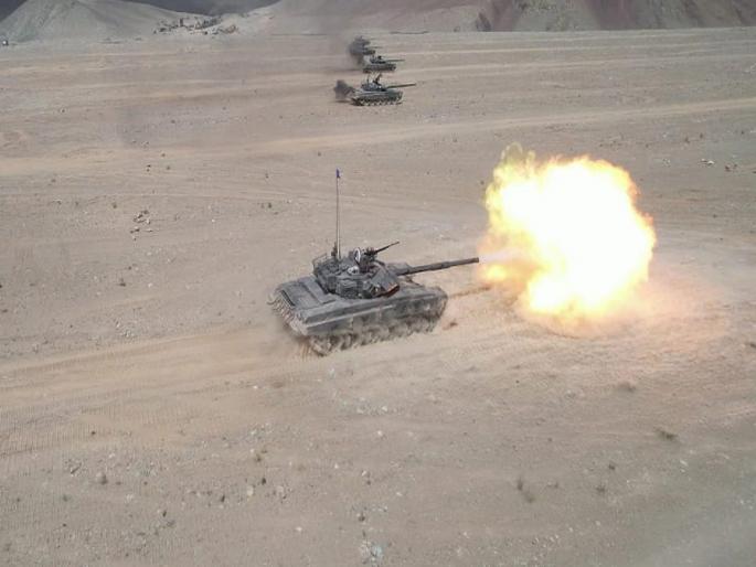 India China Faceoff: Indian Army carries out live-fire exercise in Ladakh | एका क्षणात भारतीय जवान करतील शत्रूचा खात्मा; लडाखच्या सीमेवरुन थेट चीनला ऐकू गेली गर्जना India China Faceoff: Indian Army carries out live-fire exercise in Ladakh | एका क्षणात भारतीय जवान करतील शत्रूचा खात्मा; लडाखच्या सीमेवरुन थेट चीनला ऐकू गेली गर्जना