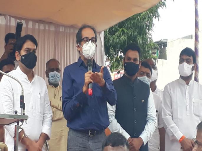 Maharashtra Flood: CM Uddhav Thackeray Visit Flood Affected Area in Sangli | पूरग्रस्तांना वाऱ्यावर सोडणार नाही, पॅकेज घोषित करणार नाही; मुख्यमंत्री उद्धव ठाकरेंचा पीडितांशी संवाद Maharashtra Flood: CM Uddhav Thackeray Visit Flood Affected Area in Sangli | पूरग्रस्तांना वाऱ्यावर सोडणार नाही, पॅकेज घोषित करणार नाही; मुख्यमंत्री उद्धव ठाकरेंचा पीडितांशी संवाद