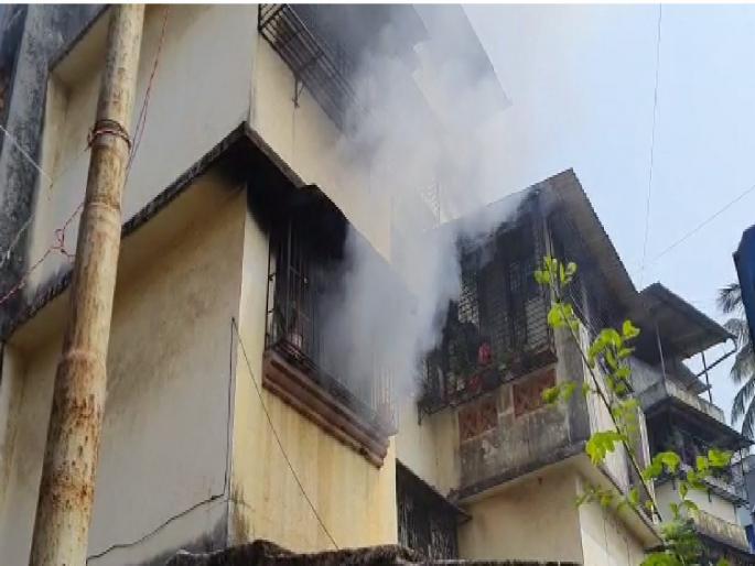 The father-in-law attacked on daughter in law and after he committed suicide by hanging himself | धक्कादायक! सुनेवर वार करून सासऱ्यानं घर पेटवलं, मग गळफास घेऊन केली आत्महत्या The father-in-law attacked on daughter in law and after he committed suicide by hanging himself | धक्कादायक! सुनेवर वार करून सासऱ्यानं घर पेटवलं, मग गळफास घेऊन केली आत्महत्या