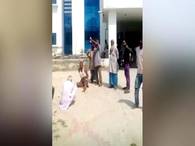 A magician was called for the treatment of snake bites in a government hospital at supaul Bihar | सरकारी रुग्णालयात युवकाला लावली होती सलाईन; सर्पदंश उपचारासाठी मांत्रिक बोलावला, अन्...
