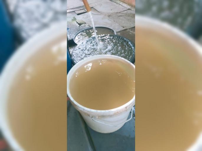 People in Nashik are getting muddy water. Women got angry against the corporation | दसऱ्याच्या तोंडावर नाशिककरांना गढूळ पाण्याचा 'प्रसाद'; मनपाविरोधात महिलांचा संताप