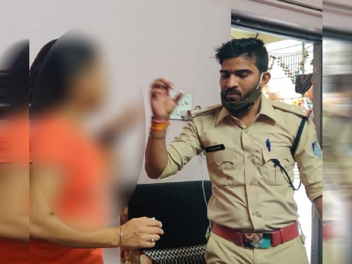 Fake policeman in Indore: got engaged by telling ASI, Engagement As A Under Cover Officer | युवकाची पोलखोल! लग्न ठरलेल्या युवतीनं कॉलर पकडून ‘त्याला’ पोलीस स्टेशनला नेलं, मग...