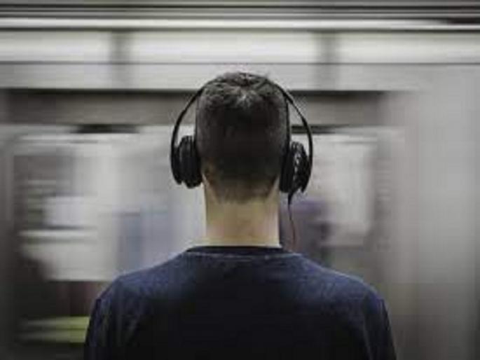 Wear headphones? Then keep the volume low, otherwise ... | ऑनलाईन एज्युकेशन, नोकरीसाठी हेडफोनचा वापर वाढला? मग आवाज कमी ठेवा, नाही तर... Wear headphones? Then keep the volume low, otherwise ... | ऑनलाईन एज्युकेशन, नोकरीसाठी हेडफोनचा वापर वाढला? मग आवाज कमी ठेवा, नाही तर...