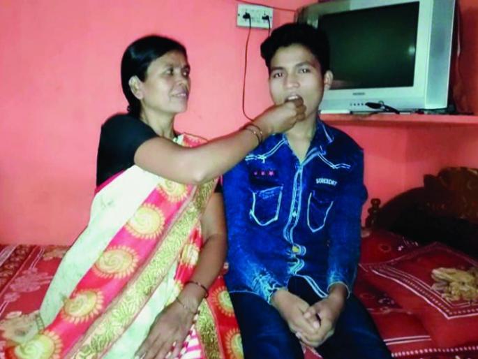 He forgot his father's sadness and started studying | वडिलांचे दु:ख विसरून तो अभ्यासाला लागला