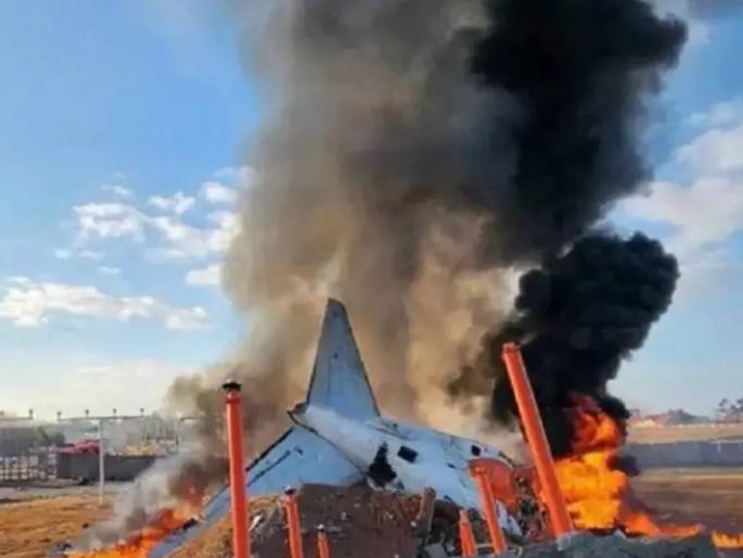Major accident in South Korea, plane skids off runway while landing, 28 killed | दक्षिण कोरियात मोठा अपघात, विमान लँडिंग करताना धावपट्टीवरून घसरले, २८ ठार Major accident in South Korea, plane skids off runway while landing, 28 killed | दक्षिण कोरियात मोठा अपघात, विमान लँडिंग करताना धावपट्टीवरून घसरले, २८ ठार