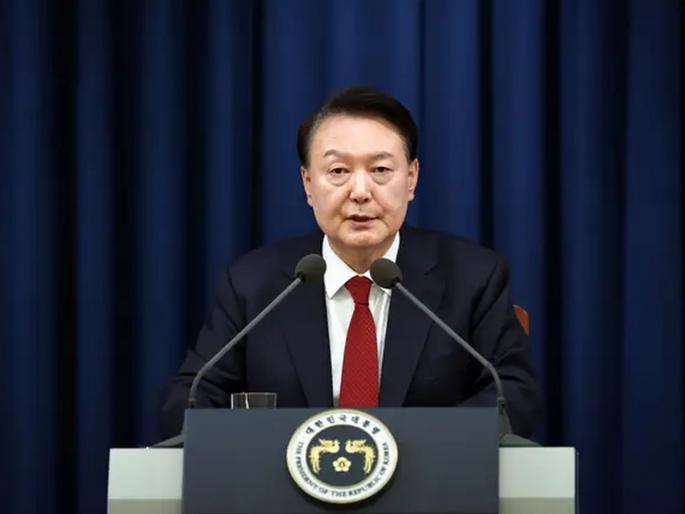 Police entered the house using a ladder, after dramatic events, the President of South Korea was arrested | शिडी लावून घरात घुसले पोलीस, नाट्यमय घडामोडींनंतर या देशाचे राष्ट्रपती अटकेत   
