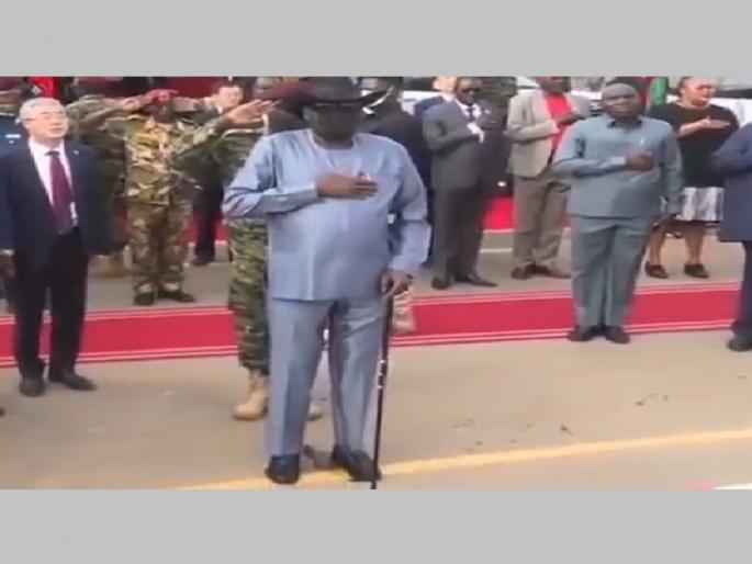 Sudan President Video: The President of 'Sudan President' peed in his pants during the national anthem, video viral... | Sudan President Video: राष्ट्रगीतादरम्यान 'या' देशाच्या राष्ट्रपतींनी पँटमध्येच केली लघवी, video व्हायरल... Sudan President Video: The President of 'Sudan President' peed in his pants during the national anthem, video viral... | Sudan President Video: राष्ट्रगीतादरम्यान 'या' देशाच्या राष्ट्रपतींनी पँटमध्येच केली लघवी, video व्हायरल...