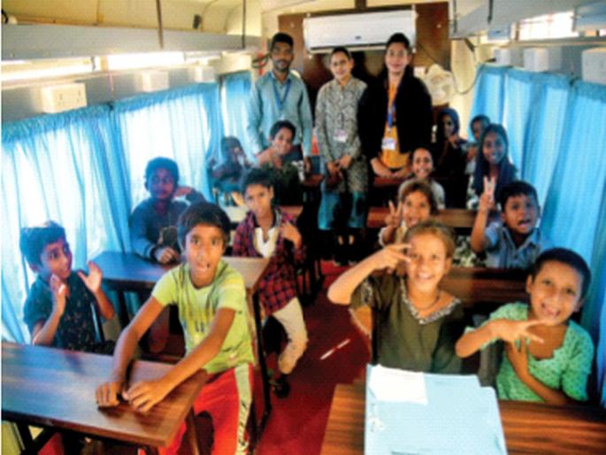 School for children came to their door; School in bus for out-of-school children | मुलांसाठी शाळाच आली त्यांच्या दारी; शाळाबाह्य मुलांसाठी बसमध्येच शाळा School for children came to their door; School in bus for out-of-school children | मुलांसाठी शाळाच आली त्यांच्या दारी; शाळाबाह्य मुलांसाठी बसमध्येच शाळा