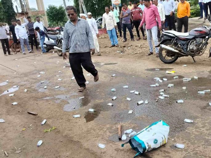 Aggressive Shirambe villagers against liquor occasion of Independence Day | स्वातंत्र्य दिनाच्या शुभ मुहूर्तावरच शिरंबे ग्रामस्थांचा आक्रमक पवित्रा Aggressive Shirambe villagers against liquor occasion of Independence Day | स्वातंत्र्य दिनाच्या शुभ मुहूर्तावरच शिरंबे ग्रामस्थांचा आक्रमक पवित्रा