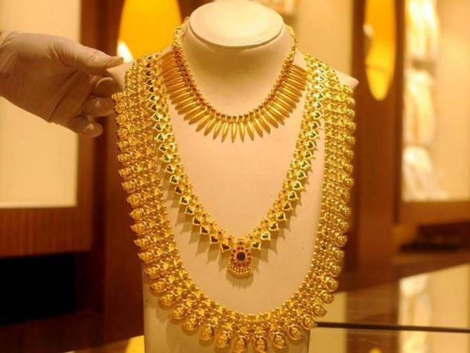Gold cheap as more mass ends; 58,800 rupees, silver also fluctuates | अधिक मास संपताच सोने स्वस्त; ५८,८०० रुपये तोळा, चांदीतही चढ-उतार