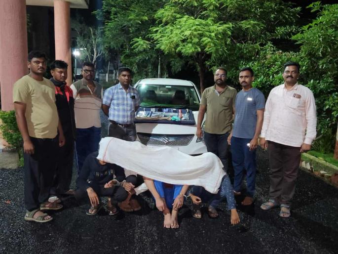 Four arrested for robbery, car with pistol, dagger seized | दरोडा टाकण्याच्या तयारीत असलेल्या चौघांना पकडले, पिस्तूलसह कार, खंजीर जप्त Four arrested for robbery, car with pistol, dagger seized | दरोडा टाकण्याच्या तयारीत असलेल्या चौघांना पकडले, पिस्तूलसह कार, खंजीर जप्त