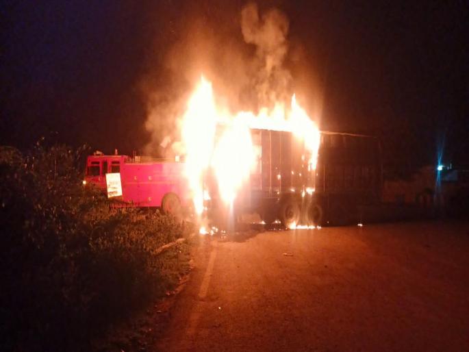 A truck hit the vehicle of the Ganesh immersion group; An angry mob burnt the truck at buldhana | गणेश विसर्जन करून येणाऱ्या मंडळाच्या वाहनाला ट्रकची धडक; संतप्त जमावाने ट्रक जाळला A truck hit the vehicle of the Ganesh immersion group; An angry mob burnt the truck at buldhana | गणेश विसर्जन करून येणाऱ्या मंडळाच्या वाहनाला ट्रकची धडक; संतप्त जमावाने ट्रक जाळला