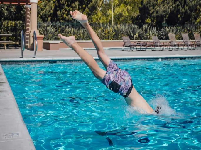 Youth jumped into swimming pool; The unfortunate death of a 72-year-old man, what happened? | स्विमिंग पूलमध्ये युवकानं मारली उडी; ७२ वर्षीय व्यक्तीचा दुर्दैवी मृत्यू, काय घडलं? Youth jumped into swimming pool; The unfortunate death of a 72-year-old man, what happened? | स्विमिंग पूलमध्ये युवकानं मारली उडी; ७२ वर्षीय व्यक्तीचा दुर्दैवी मृत्यू, काय घडलं?