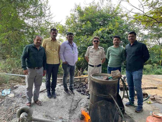 Raid on Hatbhatti hideout at Vasantnagar Tanda; Two arrested | वसंतनगर तांडा येथे हातभट्टी अड्ड्यावर छापा; दाेघांना अटक Raid on Hatbhatti hideout at Vasantnagar Tanda; Two arrested | वसंतनगर तांडा येथे हातभट्टी अड्ड्यावर छापा; दाेघांना अटक