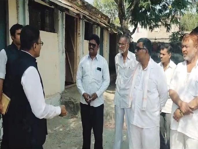 Buldhana Collector was angry with the employees of Deulghat Gram Panchayat | सुशोभीकरण गेलं चुलीत!... मुलांना पहिले स्वच्छतागृह द्या; देऊळघाटमध्ये जिल्हाधिकाऱ्यांचा संताप Buldhana Collector was angry with the employees of Deulghat Gram Panchayat | सुशोभीकरण गेलं चुलीत!... मुलांना पहिले स्वच्छतागृह द्या; देऊळघाटमध्ये जिल्हाधिकाऱ्यांचा संताप
