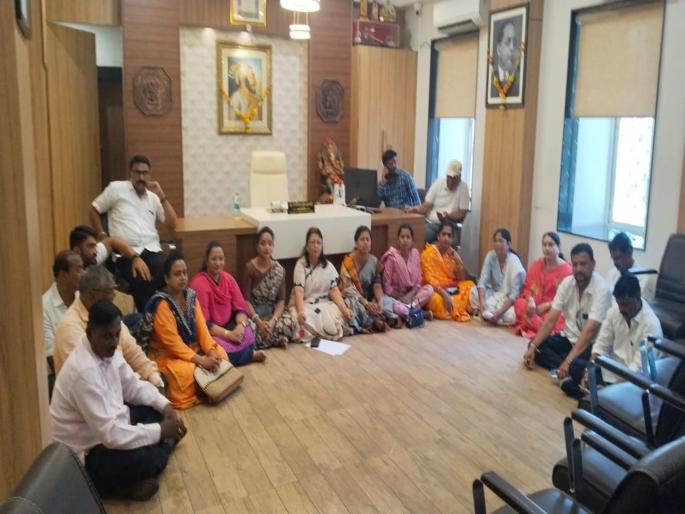 In Sangli, BJP corporators stayed in the mayor's hall; Declarations of condemnation | जिल्हा नियोजनच्या निधीवरून वाद पेटला; सांगलीत भाजप नगरसेवकांचा महापौर दालनात ठिय्या In Sangli, BJP corporators stayed in the mayor's hall; Declarations of condemnation | जिल्हा नियोजनच्या निधीवरून वाद पेटला; सांगलीत भाजप नगरसेवकांचा महापौर दालनात ठिय्या