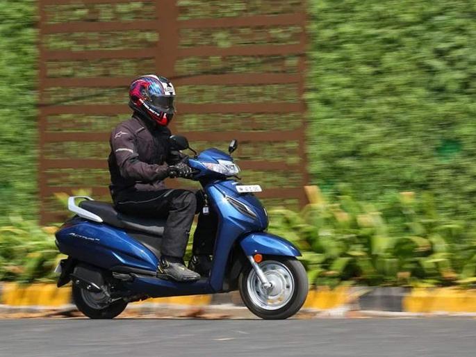 Youth fined 1000 for not wearing seat belt on scooty | ऐकावे ते नवलच.. स्कूटीवर सीट बेल्ट न घातल्याने युवकाला १ हजाराचा दंड Youth fined 1000 for not wearing seat belt on scooty | ऐकावे ते नवलच.. स्कूटीवर सीट बेल्ट न घातल्याने युवकाला १ हजाराचा दंड