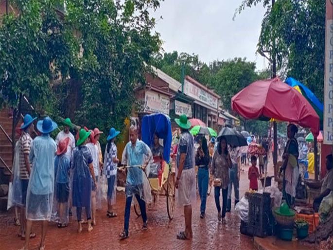 Matheran is crowded with tourists, but cannot afford to stay; Enjoyed the Rain vacation | माथेरानला पर्यटकांची गर्दी, पण मुक्काम परवडेना; वर्षाविहाराचा घेतला मनसोक्त आनंद Matheran is crowded with tourists, but cannot afford to stay; Enjoyed the Rain vacation | माथेरानला पर्यटकांची गर्दी, पण मुक्काम परवडेना; वर्षाविहाराचा घेतला मनसोक्त आनंद