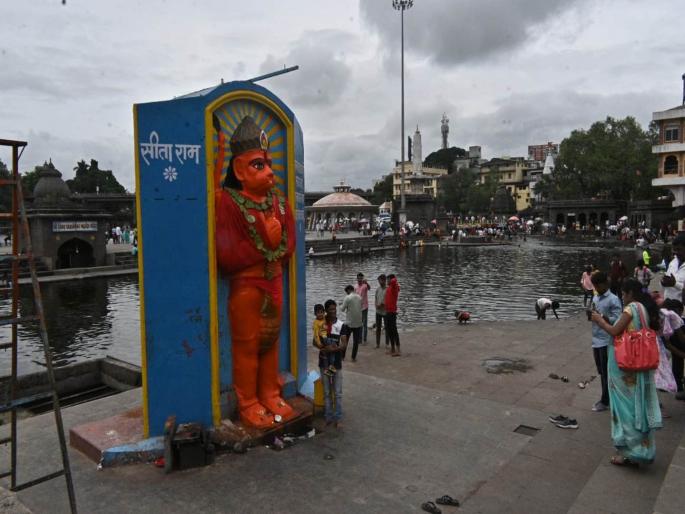 At Nashik, Godavari river has dried up due to low rainfall | गोदामाई आसुसली...धरणांनी गाठला तळ तरी मेघगर्जना होईना! नाशिककर चिंतेत At Nashik, Godavari river has dried up due to low rainfall | गोदामाई आसुसली...धरणांनी गाठला तळ तरी मेघगर्जना होईना! नाशिककर चिंतेत