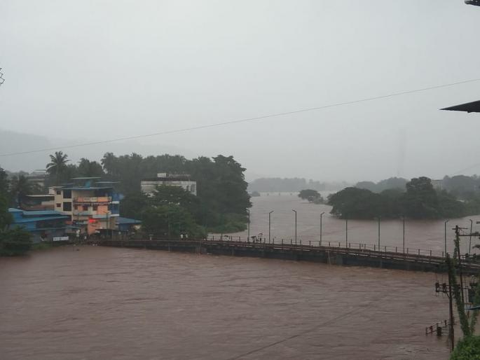 Flood-like situation in Chiplun, heavy rains continue; Vashishti, Sivnadi reached danger level | चिपळुणात पुरसदृश्य स्थिती, मुसळधार पाऊस सुरूच; वाशिष्ठी, शिवनदीने गाठली धोक्याची पातळी Flood-like situation in Chiplun, heavy rains continue; Vashishti, Sivnadi reached danger level | चिपळुणात पुरसदृश्य स्थिती, मुसळधार पाऊस सुरूच; वाशिष्ठी, शिवनदीने गाठली धोक्याची पातळी