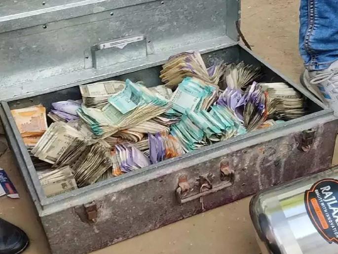 In Gurugram, police found 12 lakh cash and silver jewelery in a hut | अबब! एका झोपडीत पोलिसांच्या हाती लागला खजिना; पैसे मोजायला मशीन मागवली, मग...