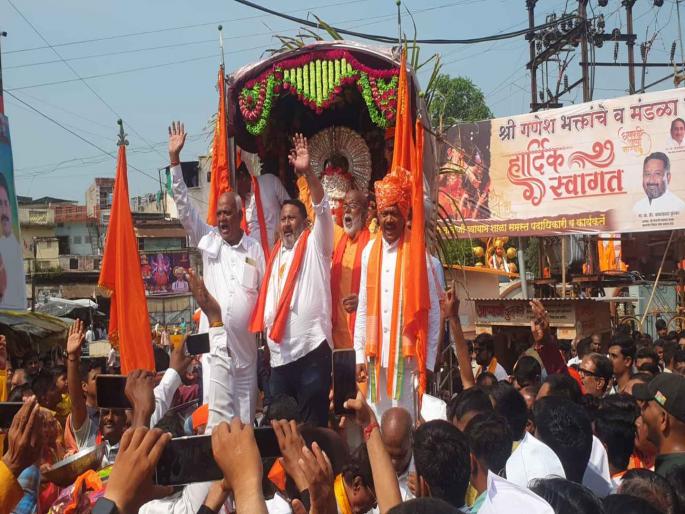 Good police arrangement in Khamgaon: After the arrival of the wooden Ganesha, the procession starts | बाप्पा चालले आपल्या गावाला, चैन पडेना आमच्या मनाला; खामगावात चोख पोलीस बंदोबस्त Good police arrangement in Khamgaon: After the arrival of the wooden Ganesha, the procession starts | बाप्पा चालले आपल्या गावाला, चैन पडेना आमच्या मनाला; खामगावात चोख पोलीस बंदोबस्त