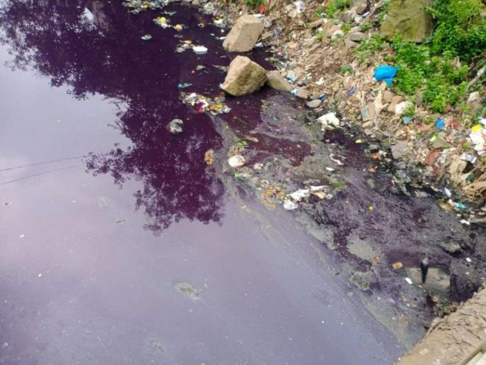 Valdhuni in Ambernath became the pink river; There is no sign of pollution abating | अंबरनाथमधील वालधुनी झाली गुलाबी नदी; प्रदूषण कमी होण्याची चिन्हेच नाहीत Valdhuni in Ambernath became the pink river; There is no sign of pollution abating | अंबरनाथमधील वालधुनी झाली गुलाबी नदी; प्रदूषण कमी होण्याची चिन्हेच नाहीत